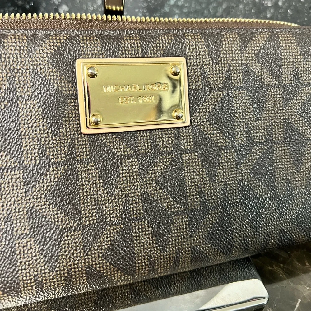 Michael Kors: Jet Set Travel - Large Continental Full-Zip Traveler Wallet